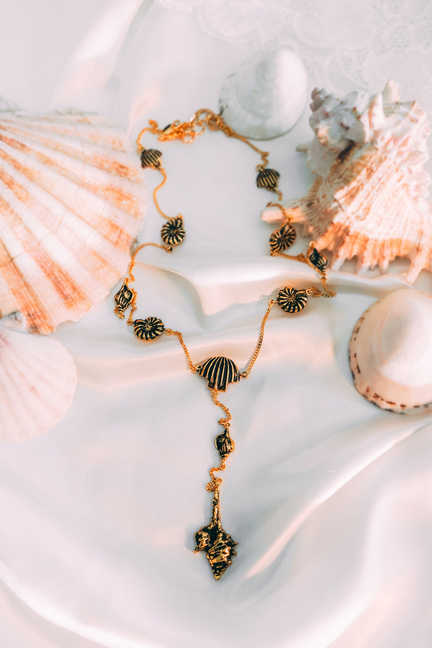 LARIAT OF SEASHELLS NECKLACE (GOLD)