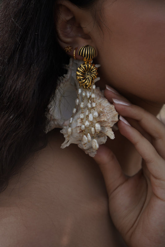 SEASHELL RICE PEARL EARINGS (GOLD)