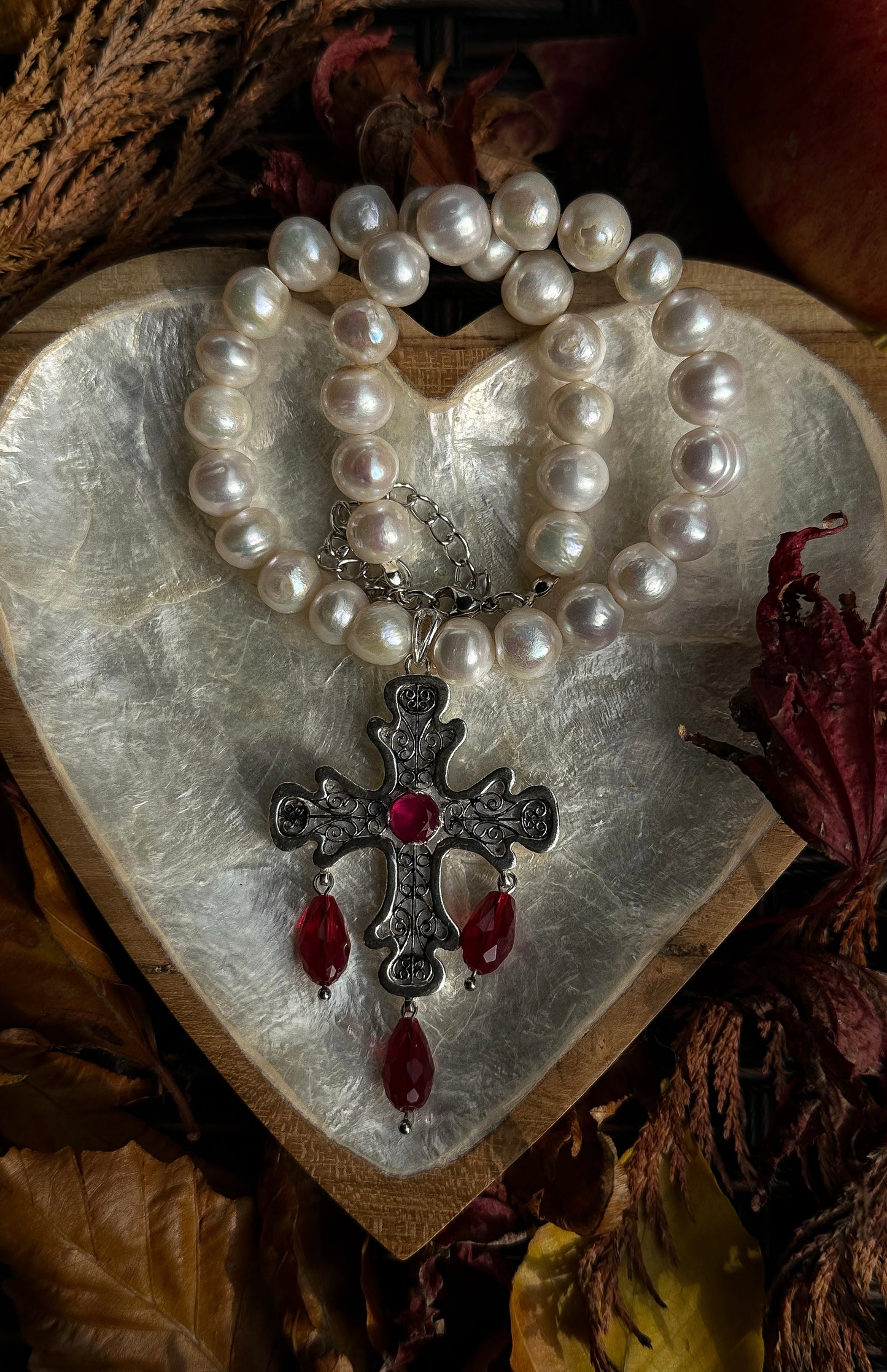 CRIMSON SERAPHIM PEARL CHOKER